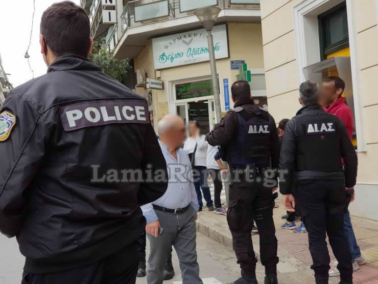 Τρελός καβγάς: Γυναίκες πιάστηκαν μαλλί με μαλλί σε κεντρική πλατεία της Λαμίας [εικόνες] | iefimerida.gr 3