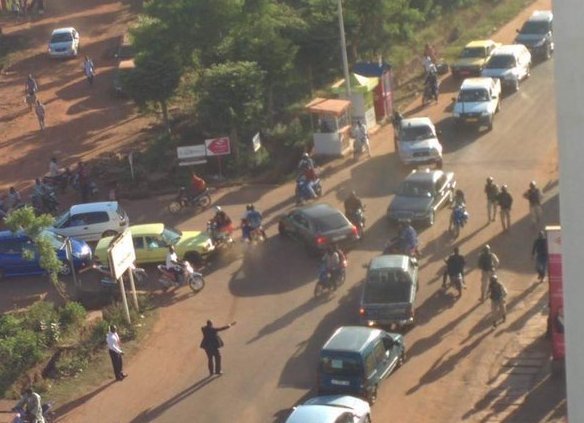 Εισβολή τζιχαντιστών σε ξενοδοχείο στο Μάλι της Αφρικής - Τρεις νεκροί [εικόνες] | iefimerida.gr 2