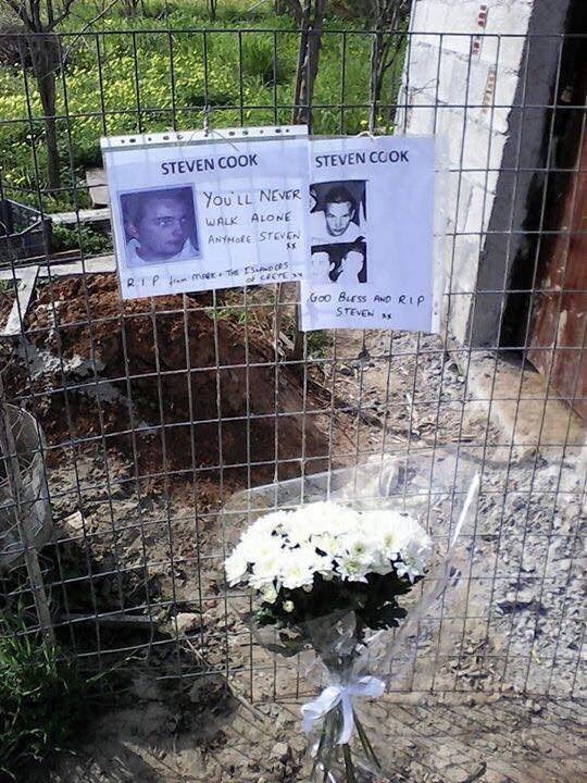 Λουλούδια και μηνύματα εκεί που βρέθηκαν τα οστά του Στίβεν Κουκ στα Μάλια [εικόνες]  | iefimerida.gr 0