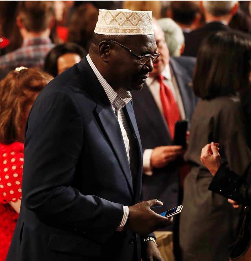 Ποιος είναι ο αδελφός του Ομπάμα με τις 12 συζύγους που ψηφίζει «δαγκωτό» Τραμπ [εικόνες] | iefimerida.gr 0