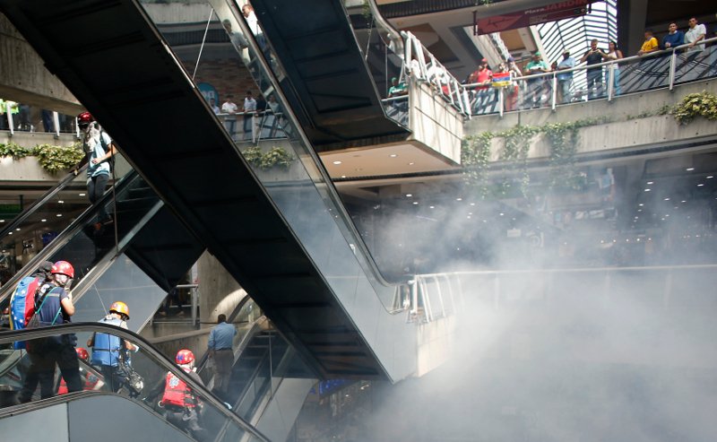 Βενεζουέλα: Η αστυνομία του Μαδούρο έριξε δακρυγόνα κατά διαδηλωτών σε εμπορικό κέντρο! [εικόνες & βίντεο]  | iefimerida.gr 0