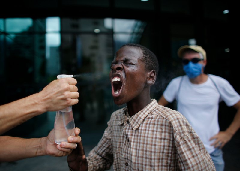 Βενεζουέλα: Η αστυνομία του Μαδούρο έριξε δακρυγόνα κατά διαδηλωτών σε εμπορικό κέντρο! [εικόνες & βίντεο]  | iefimerida.gr 2
