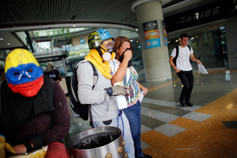 Βενεζουέλα: Η αστυνομία του Μαδούρο έριξε δακρυγόνα κατά διαδηλωτών σε εμπορικό κέντρο! [εικόνες & βίντεο]  | iefimerida.gr 3