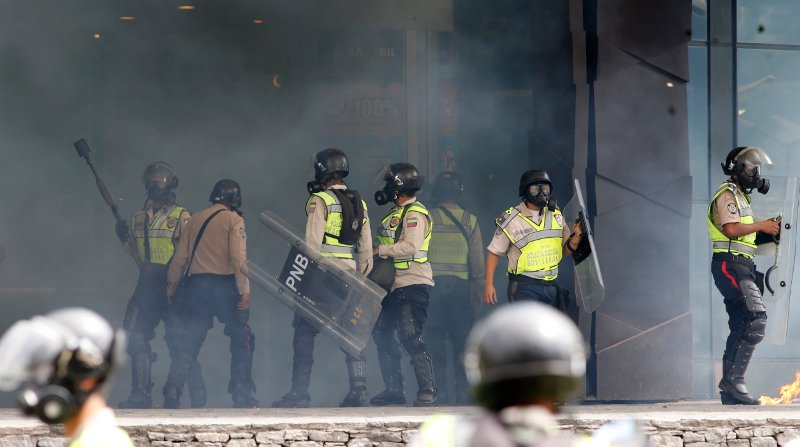 Βενεζουέλα: Η αστυνομία του Μαδούρο έριξε δακρυγόνα κατά διαδηλωτών σε εμπορικό κέντρο! [εικόνες & βίντεο]  | iefimerida.gr 4