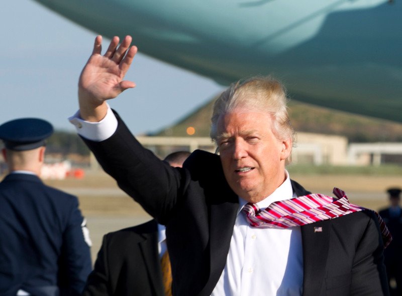 Το μαλλί του Τραμπ πέρασε το τεστ του ελικοπτέρου: Δεν φοράει τρέσες -Ανακατεύτηκε, σηκώθηκε όρθιο, αναμαλλιάστηκε [εικόνες & βίντεο] | iefimerida.gr 1