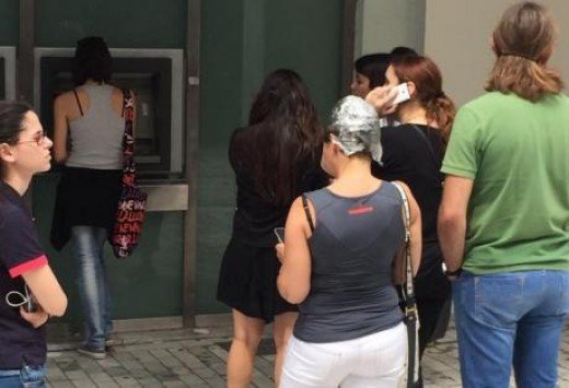 Γυναίκα με βαφή στα μαλλιά τρέχει στο ΑΤΜ -Η εικόνα που έγινε viral | iefimerida.gr 0