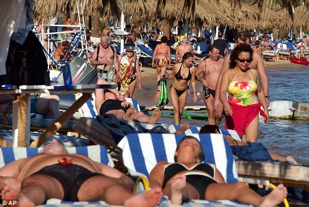 Στη Μαγιόρκα δεν αντέχουν άλλο τους ημίγυμνους τουρίστες -Πρόστιμο 600 ευρώ σε όσους κυκλοφορούν με μαγιό [εικόνες] | iefimerida.gr 1