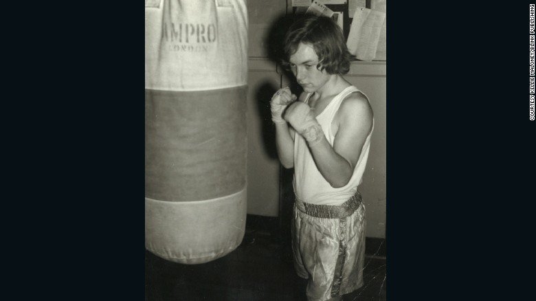 Κέλι Μαλόνεϊ: Ο προπονητής της πυγμαχίας που στα 61 του έγινε γυναίκα [εικόνες] | iefimerida.gr 8