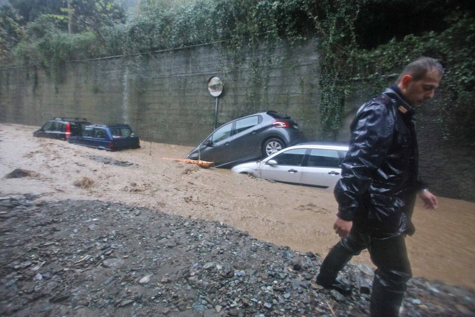 Χάος από την κακοκαιρία σε Ιταλία και Γαλλία: Μητέρα πνίγηκε αγκαλιά με το παιδί της [εικόνες&βίντεο] | iefimerida.gr 4
