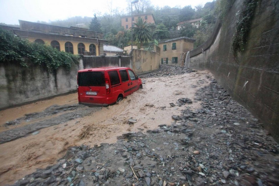 Χάος από την κακοκαιρία σε Ιταλία και Γαλλία: Μητέρα πνίγηκε αγκαλιά με το παιδί της [εικόνες&βίντεο] | iefimerida.gr 5