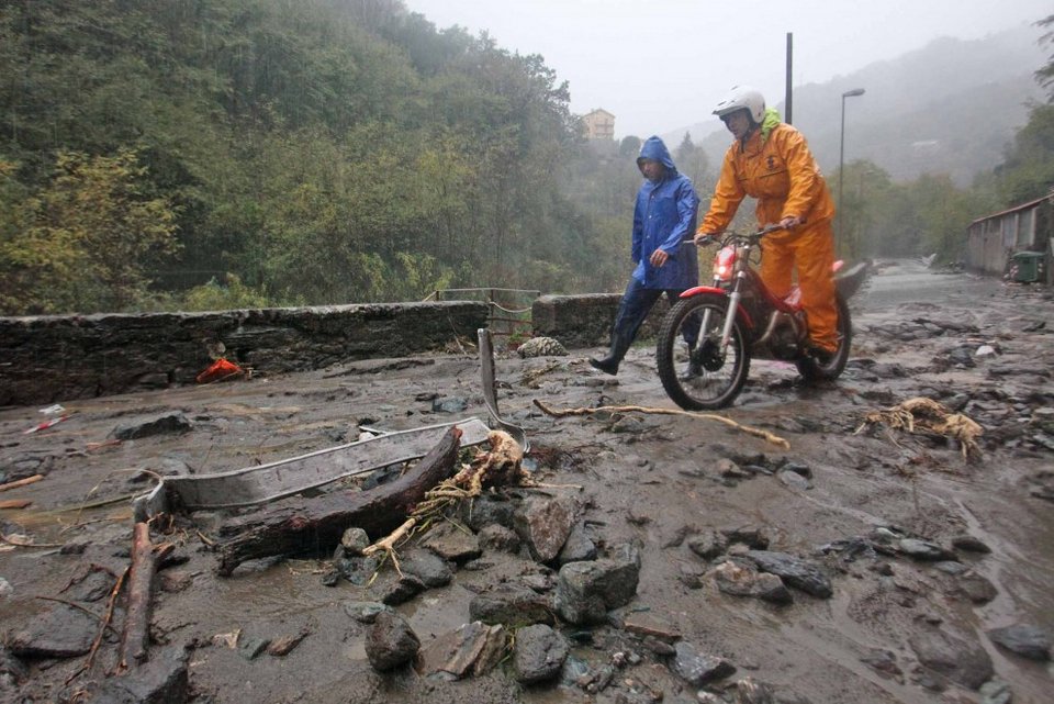 Χάος από την κακοκαιρία σε Ιταλία και Γαλλία: Μητέρα πνίγηκε αγκαλιά με το παιδί της [εικόνες&βίντεο] | iefimerida.gr 6