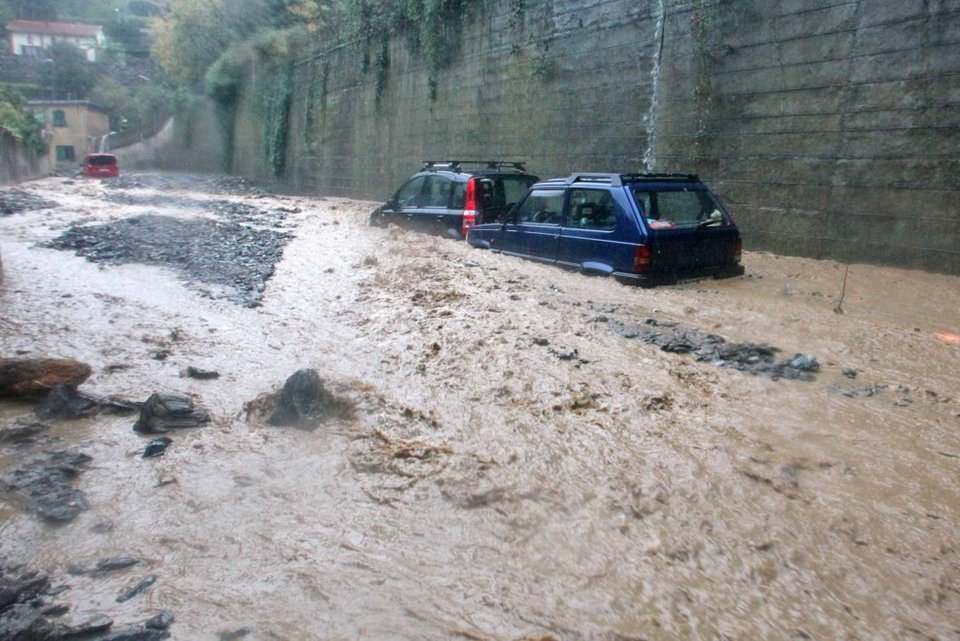 Χάος από την κακοκαιρία σε Ιταλία και Γαλλία: Μητέρα πνίγηκε αγκαλιά με το παιδί της [εικόνες&βίντεο] | iefimerida.gr 7