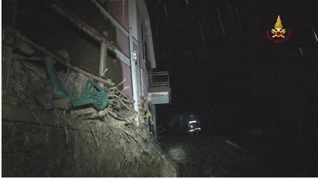 Χάος στην Ιταλία από την κακοκαιρία: Δύο αγνοούμενοι -Κατέρρευσε το σπίτι τους σαν χάρτινος πύργος [βίντεο & εικόνες] | iefimerida.gr 6