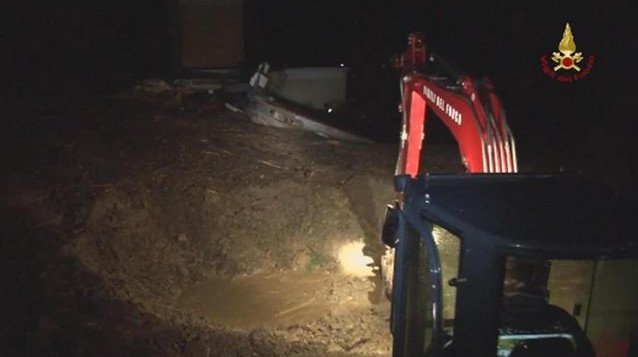 Χάος στην Ιταλία από την κακοκαιρία: Δύο αγνοούμενοι -Κατέρρευσε το σπίτι τους σαν χάρτινος πύργος [βίντεο & εικόνες] | iefimerida.gr 4