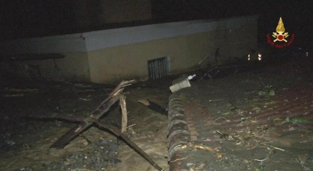 Χάος στην Ιταλία από την κακοκαιρία: Δύο αγνοούμενοι -Κατέρρευσε το σπίτι τους σαν χάρτινος πύργος [βίντεο & εικόνες] | iefimerida.gr 3