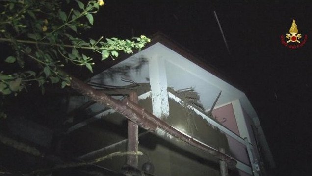 Χάος στην Ιταλία από την κακοκαιρία: Δύο αγνοούμενοι -Κατέρρευσε το σπίτι τους σαν χάρτινος πύργος [βίντεο & εικόνες] | iefimerida.gr 2