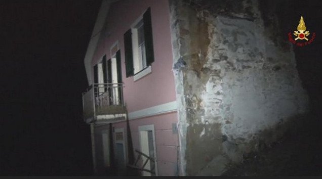 Χάος στην Ιταλία από την κακοκαιρία: Δύο αγνοούμενοι -Κατέρρευσε το σπίτι τους σαν χάρτινος πύργος [βίντεο & εικόνες] | iefimerida.gr 1