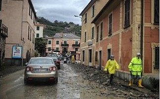 Χάος στην Ιταλία από την κακοκαιρία: Δύο αγνοούμενοι -Κατέρρευσε το σπίτι τους σαν χάρτινος πύργος [βίντεο & εικόνες] | iefimerida.gr 0