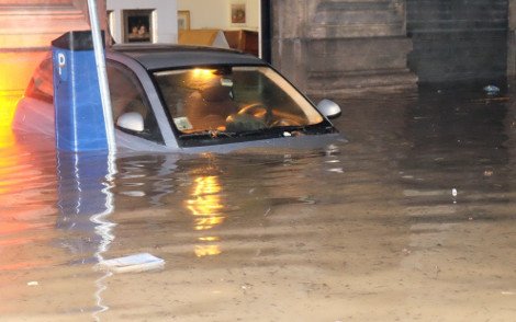 Σκηνές αποκάλυψης στην Ιταλία: Ποτάμια οι δρόμοι στη Γένοβα - Ενας νεκρός και δύο αγνοούμενοι [εικόνες & βίντεο] | iefimerida.gr 5
