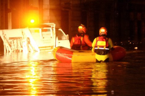 Σκηνές αποκάλυψης στην Ιταλία: Ποτάμια οι δρόμοι στη Γένοβα - Ενας νεκρός και δύο αγνοούμενοι [εικόνες & βίντεο] | iefimerida.gr 4