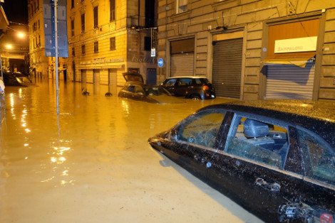 Σκηνές αποκάλυψης στην Ιταλία: Ποτάμια οι δρόμοι στη Γένοβα - Ενας νεκρός και δύο αγνοούμενοι [εικόνες & βίντεο] | iefimerida.gr 3