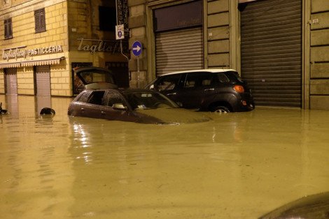 Σκηνές αποκάλυψης στην Ιταλία: Ποτάμια οι δρόμοι στη Γένοβα - Ενας νεκρός και δύο αγνοούμενοι [εικόνες & βίντεο] | iefimerida.gr 2
