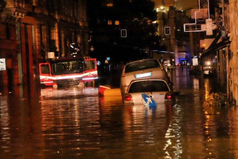 Σκηνές αποκάλυψης στην Ιταλία: Ποτάμια οι δρόμοι στη Γένοβα - Ενας νεκρός και δύο αγνοούμενοι [εικόνες & βίντεο] | iefimerida.gr 1