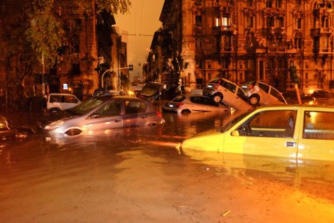 Σκηνές αποκάλυψης στην Ιταλία: Ποτάμια οι δρόμοι στη Γένοβα - Ενας νεκρός και δύο αγνοούμενοι [εικόνες & βίντεο] | iefimerida.gr 10