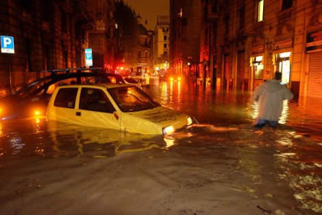 Σκηνές αποκάλυψης στην Ιταλία: Ποτάμια οι δρόμοι στη Γένοβα - Ενας νεκρός και δύο αγνοούμενοι [εικόνες & βίντεο] | iefimerida.gr 9