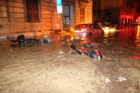 Σκηνές αποκάλυψης στην Ιταλία: Ποτάμια οι δρόμοι στη Γένοβα - Ενας νεκρός και δύο αγνοούμενοι [εικόνες & βίντεο] | iefimerida.gr 8