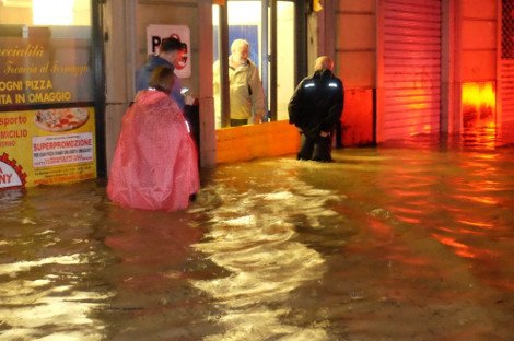 Σκηνές αποκάλυψης στην Ιταλία: Ποτάμια οι δρόμοι στη Γένοβα - Ενας νεκρός και δύο αγνοούμενοι [εικόνες & βίντεο] | iefimerida.gr 11