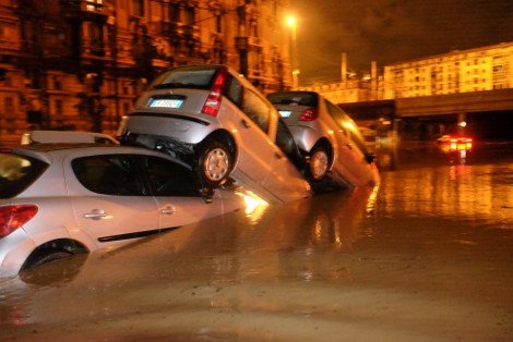 Σκηνές αποκάλυψης στην Ιταλία: Ποτάμια οι δρόμοι στη Γένοβα - Ενας νεκρός και δύο αγνοούμενοι [εικόνες & βίντεο] | iefimerida.gr 7