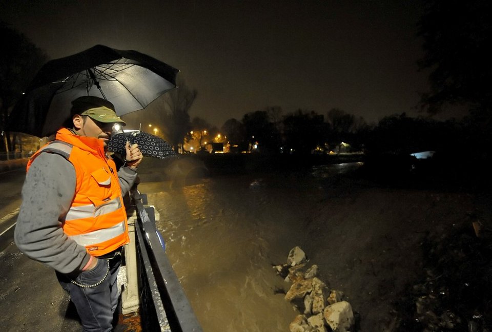 Χάος στην Ιταλία από την κακοκαιρία: Δύο αγνοούμενοι -Κατέρρευσε το σπίτι τους σαν χάρτινος πύργος [βίντεο & εικόνες] | iefimerida.gr 11
