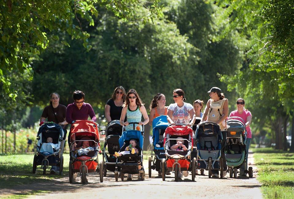 Μαμάδες με τα μωρά τους βγαίνουν στο δρόμο -Διεκδικούν ελεύθερα πεζοδρόμια  | iefimerida.gr 2