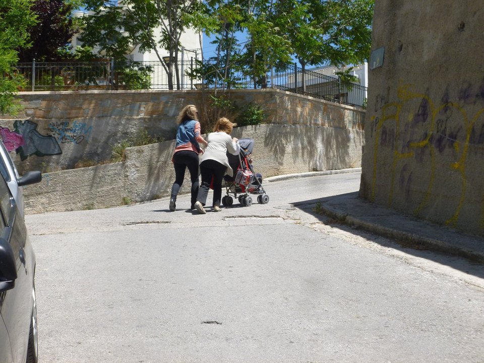 Μαμάδες με τα μωρά τους βγαίνουν στο δρόμο -Διεκδικούν ελεύθερα πεζοδρόμια  | iefimerida.gr 1