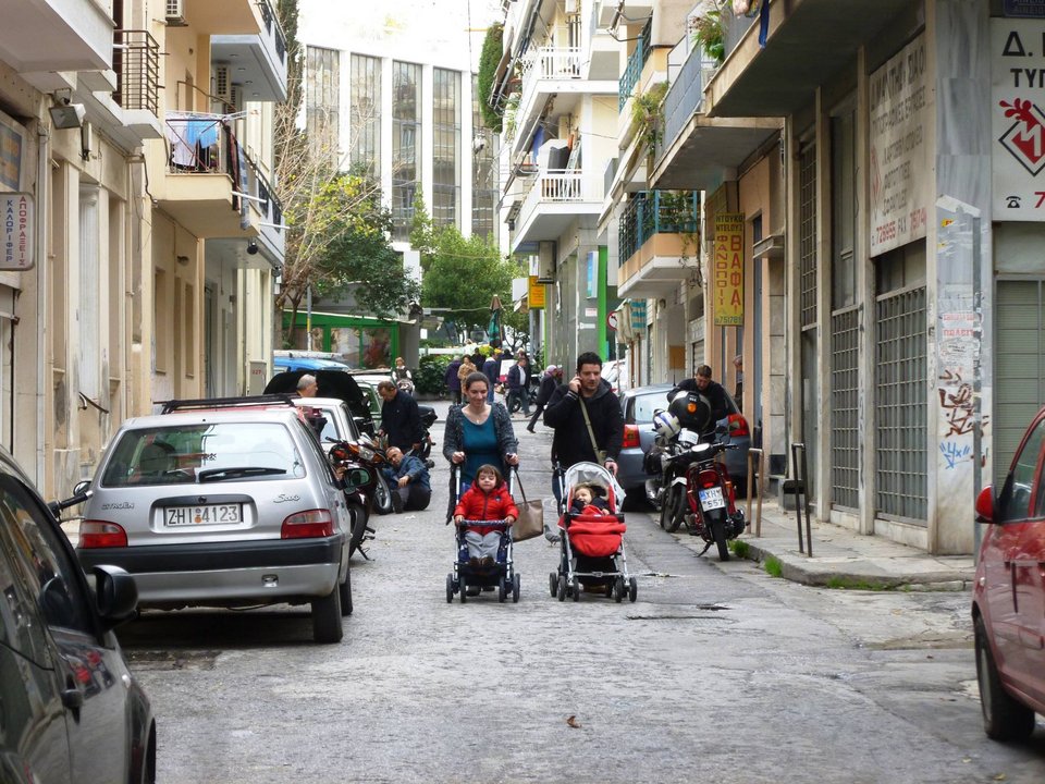 Μαμάδες με τα μωρά τους βγαίνουν στο δρόμο -Διεκδικούν ελεύθερα πεζοδρόμια  | iefimerida.gr 0