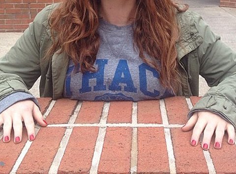 Mamming: Γιατί οι γυναίκες «παρκάρουν» το στήθος τους πάνω σε  τραπέζια, πάγκους, κατοικίδια και φωτογραφίζονται [εικόνες]  | iefimerida.gr 2