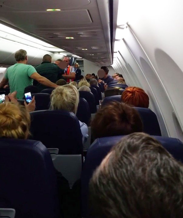 Η στιγμή που πετάνε μεθυσμένους Βρετανούς έξω από αεροπλάνο με προορισμό την Κρήτη[βίντεο] | iefimerida.gr 0