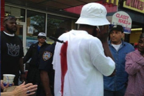 Σοκ στη Νέα Υόρκη: Άνδρας περπατούσε με ένα μαχαίρι καρφωμένο στην πλάτη και μιλούσε στο κινητό [βίντεο&εικόνες] | iefimerida.gr 3