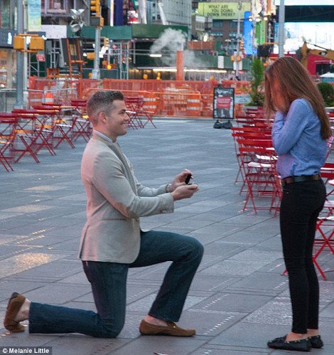 Υπέρτατος ρομαντισμός: Αμερικανός έκλεισε την Times Square για να κάνει πρόταση γάμου στην Ελληνίδα αγαπημένη του [εικόνες] | iefimerida.gr 0