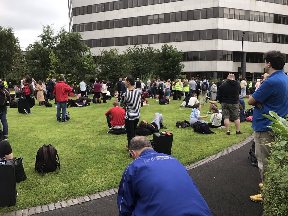 Εκκενώνεται ο τερματικός σταθμός του αεροδρομίου του Μάντσεστερ -Πληροφορίες για ύποπτο πακέτο [εικόνες] | iefimerida.gr 2