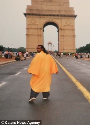 Ο άντρας που περπατάει ανάποδα -Ξεκίνησε να το κάνει για φιλανθρωπικό σκοπό και έκτοτε έχει ξεχάσει πώς να κινείται κανονικά [εικόνες&βίντεο] | iefimerida.gr 1