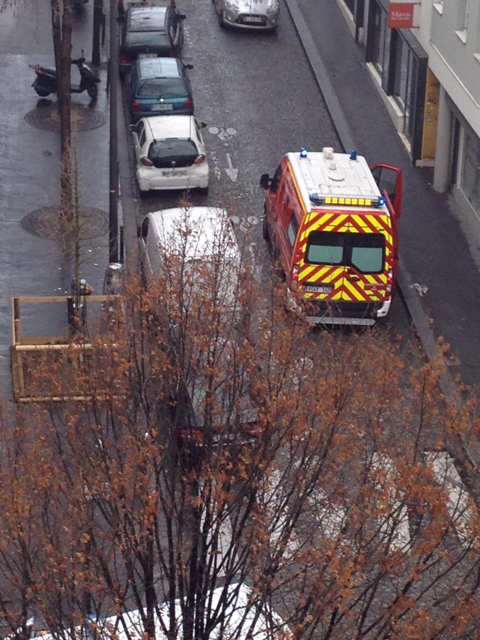 Ανδρας πέφτει νεκρός έξω από αστυνομικό τμήμα στο Παρίσι - Φώναζε «Αλλάχ Ακμπάρ» κρατώντας μαχαίρι [εικόνες] | iefimerida.gr 1