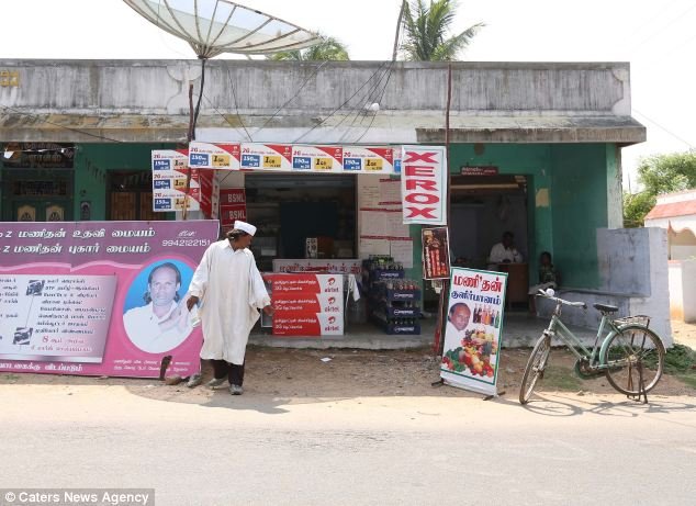 Ο άντρας που περπατάει ανάποδα -Ξεκίνησε να το κάνει για φιλανθρωπικό σκοπό και έκτοτε έχει ξεχάσει πώς να κινείται κανονικά [εικόνες&βίντεο] | iefimerida.gr 3