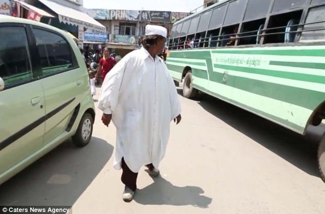 Ο άντρας που περπατάει ανάποδα -Ξεκίνησε να το κάνει για φιλανθρωπικό σκοπό και έκτοτε έχει ξεχάσει πώς να κινείται κανονικά [εικόνες&βίντεο] | iefimerida.gr 5