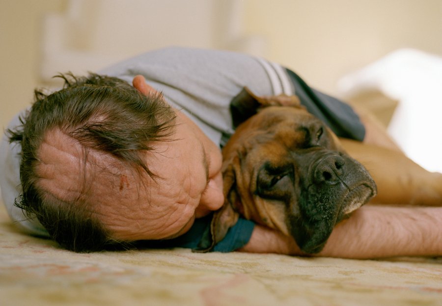 Ο σπαρακτικός αγώνας ενός ανθρώπου με τη σχιζοφρένεια -Ενα συγκλονιστικό φωτογραφικό ντοκιμαντέρ [εικόνες]  | iefimerida.gr 7