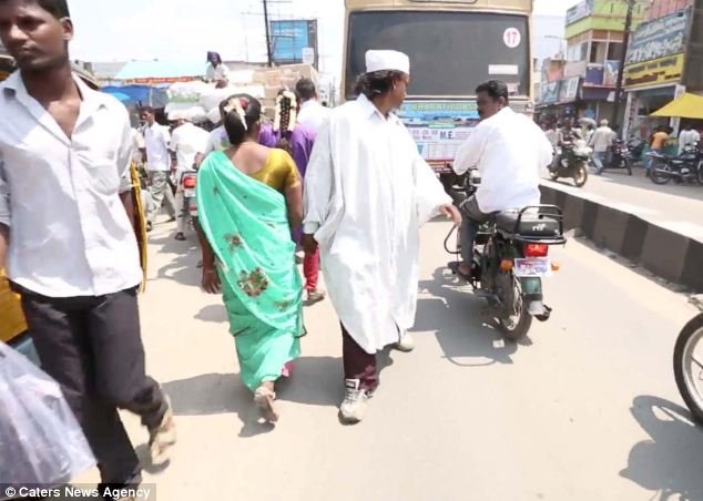 Ο άντρας που περπατάει ανάποδα -Ξεκίνησε να το κάνει για φιλανθρωπικό σκοπό και έκτοτε έχει ξεχάσει πώς να κινείται κανονικά [εικόνες&βίντεο] | iefimerida.gr 0