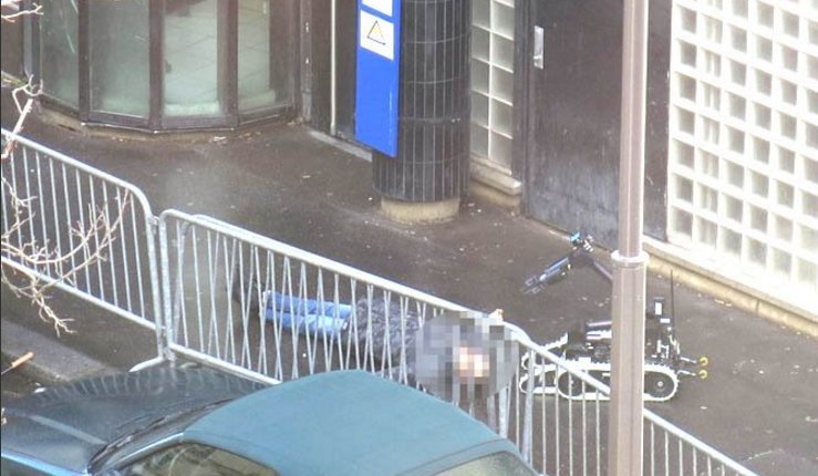 Ανδρας πέφτει νεκρός έξω από αστυνομικό τμήμα στο Παρίσι - Φώναζε «Αλλάχ Ακμπάρ» κρατώντας μαχαίρι [εικόνες] | iefimerida.gr 3