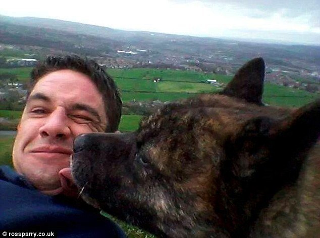 Ασύλληπτη αγριότητα: Πήρε για βόλτα το σκύλο φίλης του και τον σκότωσε με τσεκούρι [σκληρές εικόνες] | iefimerida.gr 0