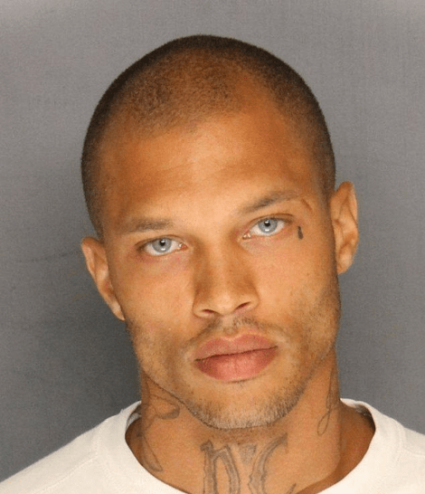 Η μητέρα του γαλανομάτη γκάνγκστερ ξεσπά: «Μόνο του έγκλημα είναι η ομορφιά του» [εικόνες]  | iefimerida.gr 3